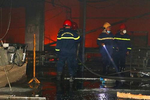 TP.HCM: Lửa cháy dữ dội, cột khói hàng chục mét tại xưởng gỗ quận 12