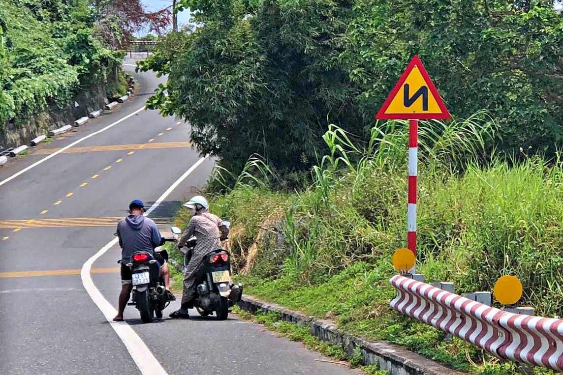 Vụ ‘cò' đứng đường kéo khách lặn ngắm san hô trái phép: Biết rõ nhưng khó xử lý?