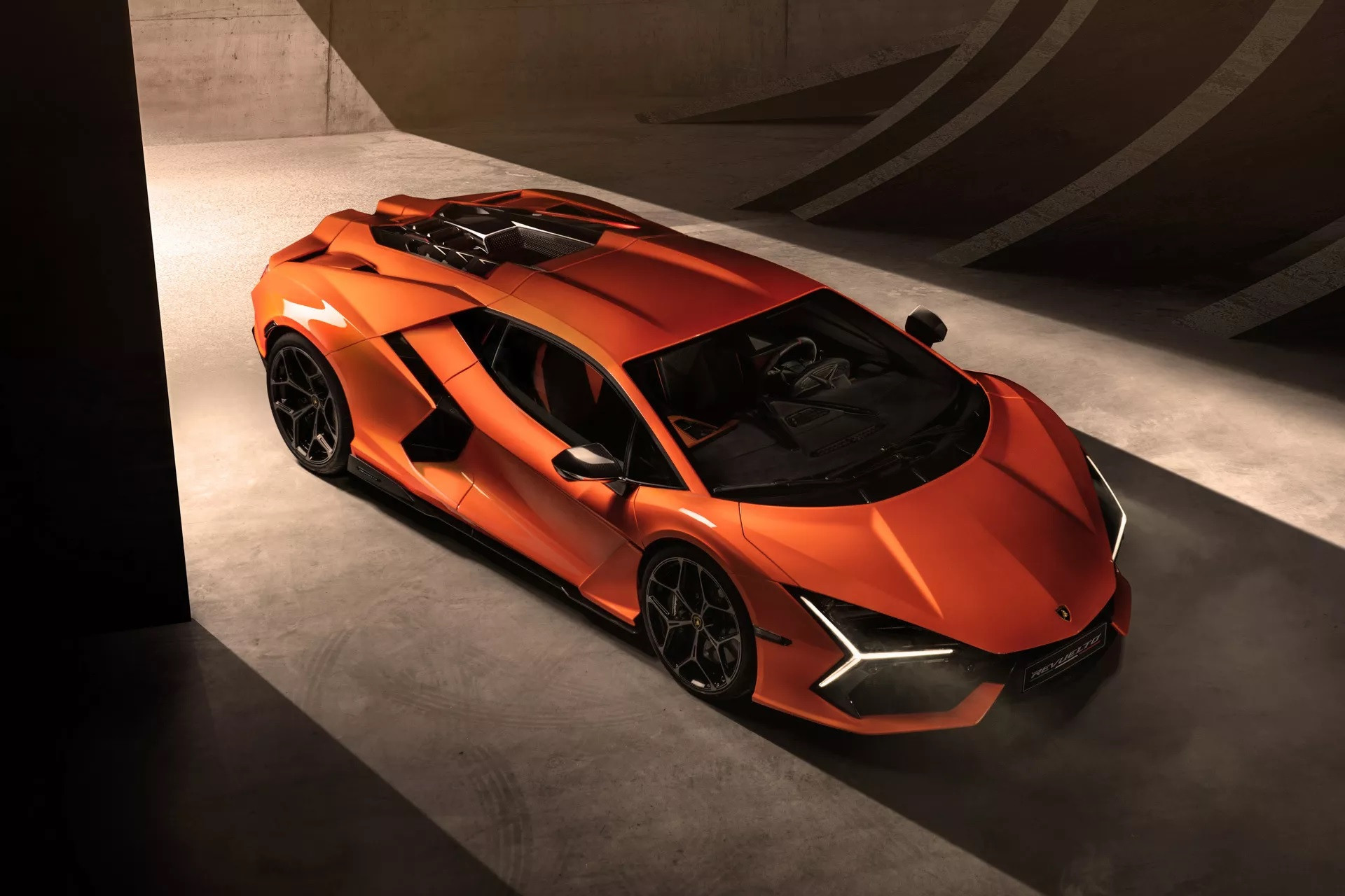 Siêu xe Lamborghini Revuelto ra mắt tăng 'sức ép' lên Ferrari