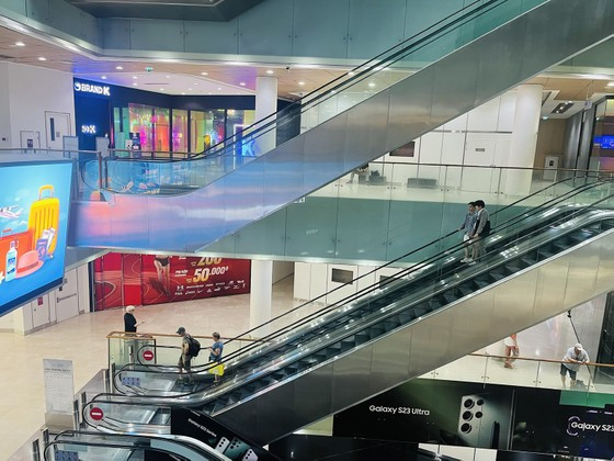 Người dân thắt chặt chi tiêu, trung tâm thương mại đìu hiu ảnh 1