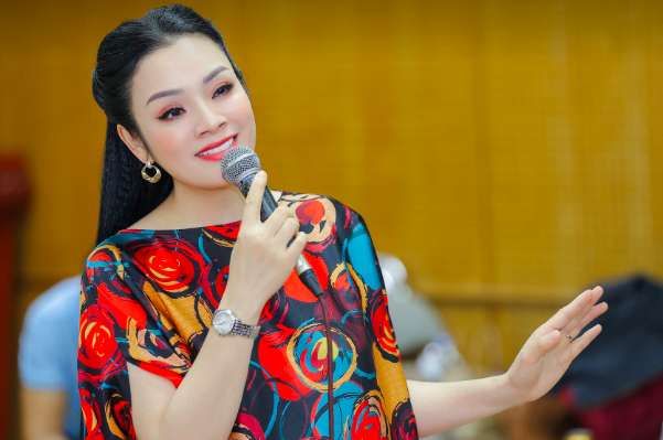 Tân Nhàn lo lắng vì cổ họng bất ổn trước giờ lên sóng trực tiếp VTV