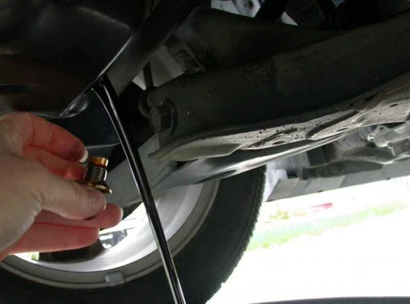 Sử dụng dầu nhớt của ô tô cho xe máy có hại gì không?