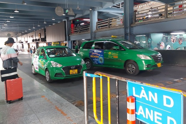 Khách đi taxi ‘cõng’ 3 loại phí ở Tân Sơn Nhất, Bộ GTVT yêu cầu báo cáo