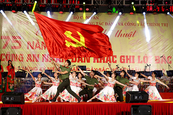 Hơn 600 nghệ sĩ, chiến sĩ công an biểu diễn ca múa nhạc trên phố đi bộ Hà Nội