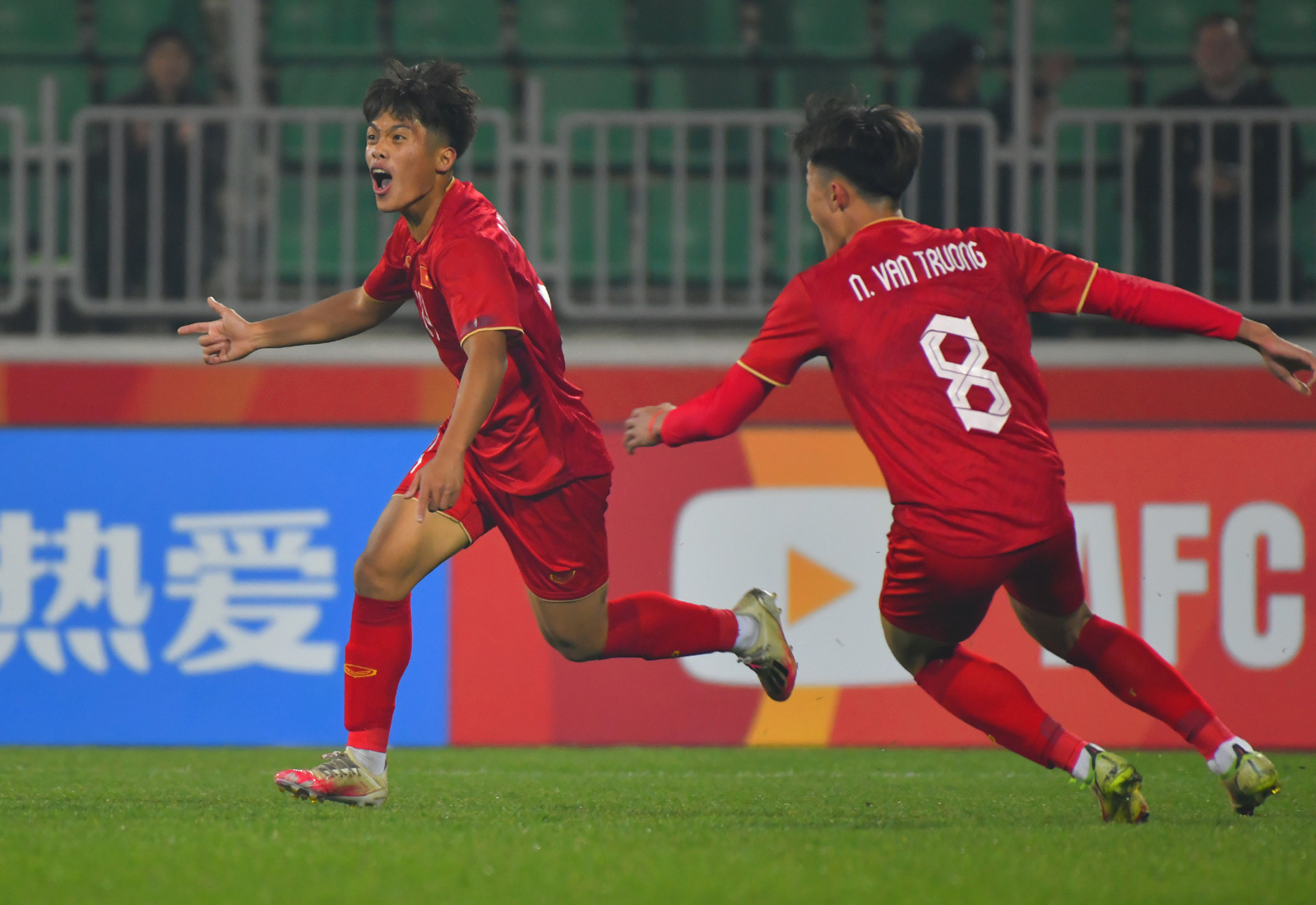 Khoảnh khắc ăn mừng cảm xúc của Quốc Việt vào lưới U20 Qatar