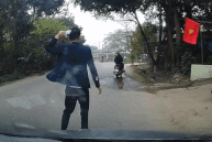 Tài xế đuổi theo người đi xe máy, hô to 'có lấy tiền không' gây chú ý