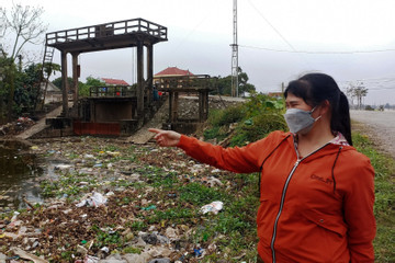 Rác ngập sông, người dân ở Ninh Bình không dám mở cửa nhà