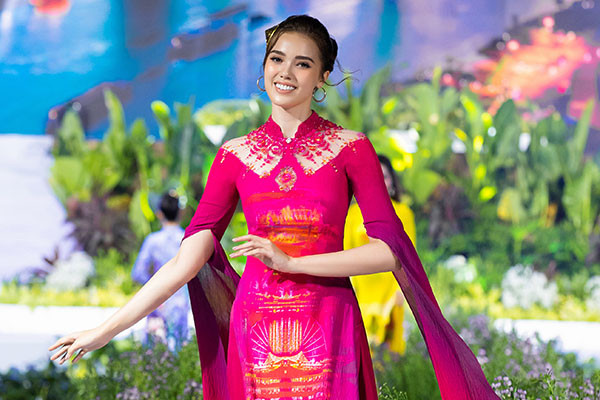 Á hậu Miss Charm trở lại Việt Nam trình diễn áo dài