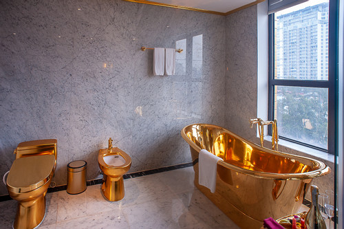 Bên trong khách sạn dát vàng cả bể bơi, toilet được rao bán 6000 tỷ đồng