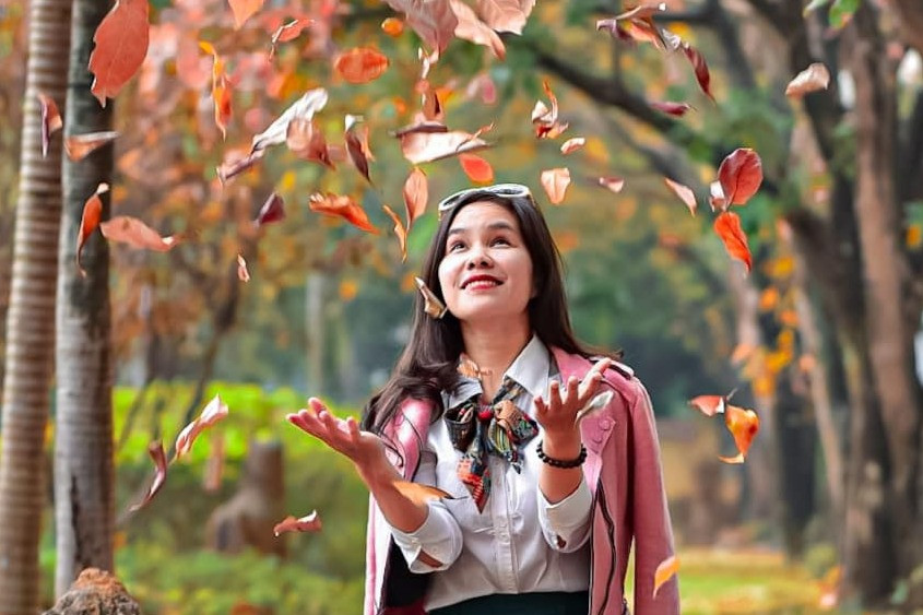 Con đường tình yêu giữa lòng Hà Nội thay màu lá, cảnh đẹp tựa mùa thu Hàn Quốc