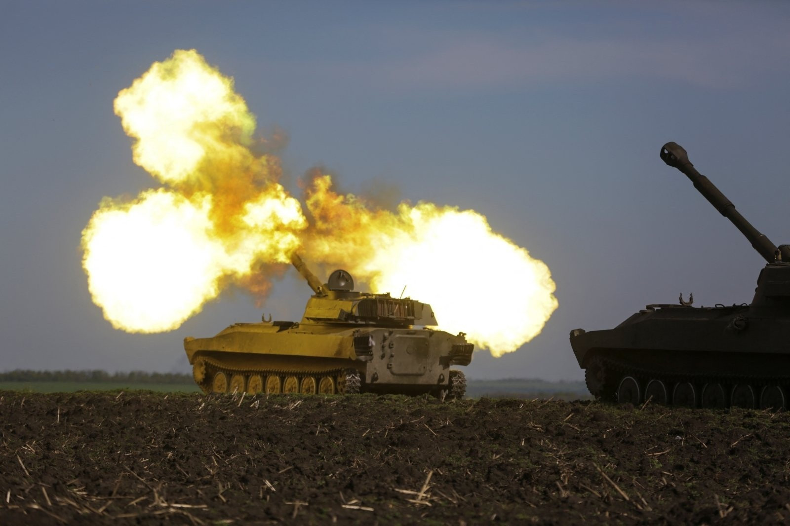 Video xe tăng T-72 của Nga nã pháo vào công sự kiên cố Ukraine