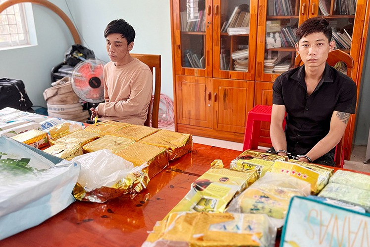 Phát hiện công an, hai thanh niên đi ô tô ném 18kg ma túy xuống đường