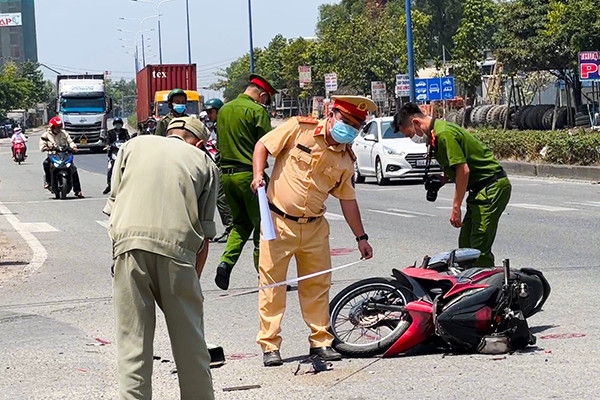 Bình Dương: 2 thanh niên thương vong sau tai nạn liên hoàn