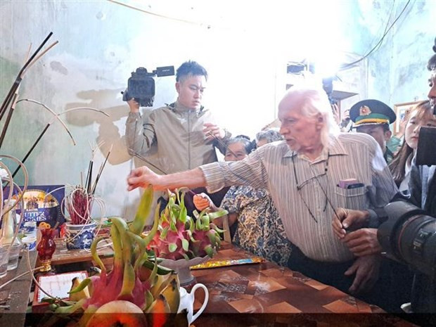 US veteran returns war diary to Vietnamese martyr’s family hinh anh 2