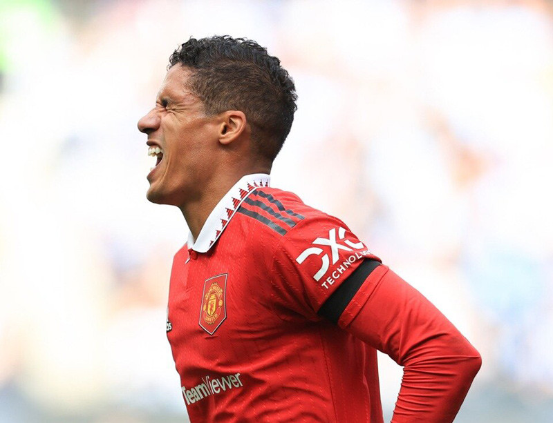 MU nhận tin xấu về Raphael Varane trước đại chiến Liverpool