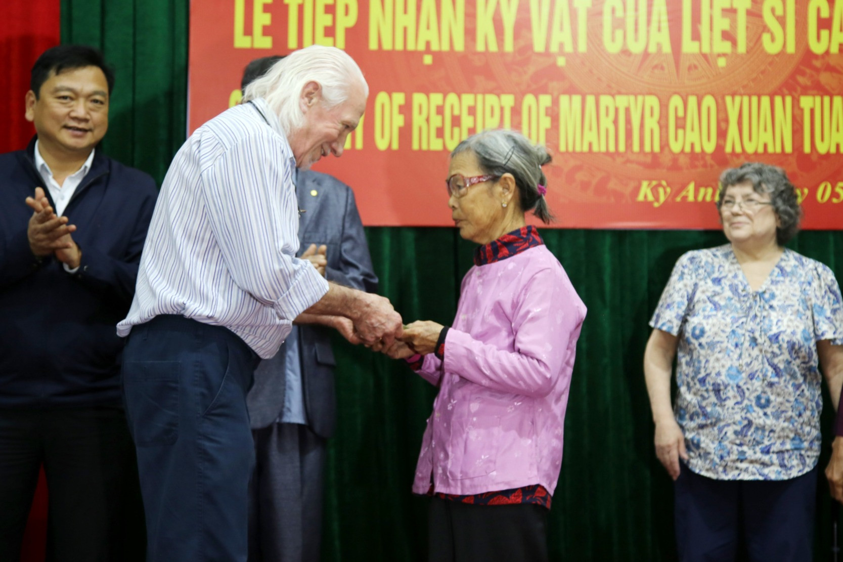 Cựu binh Mỹ trao trả nhật ký cho gia đình liệt sĩ ở Hà Tĩnh