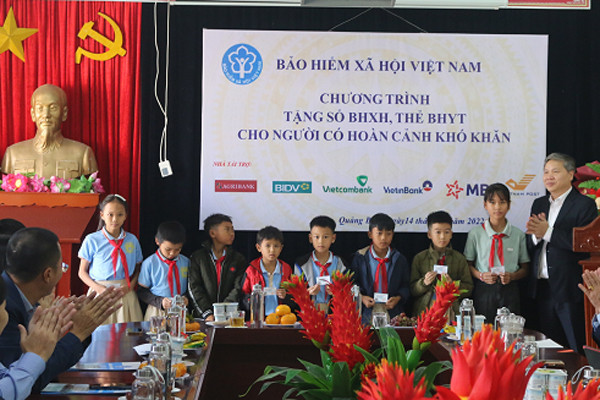 Tặng thẻ BHYT cho học sinh khó khăn ở Quảng Bình