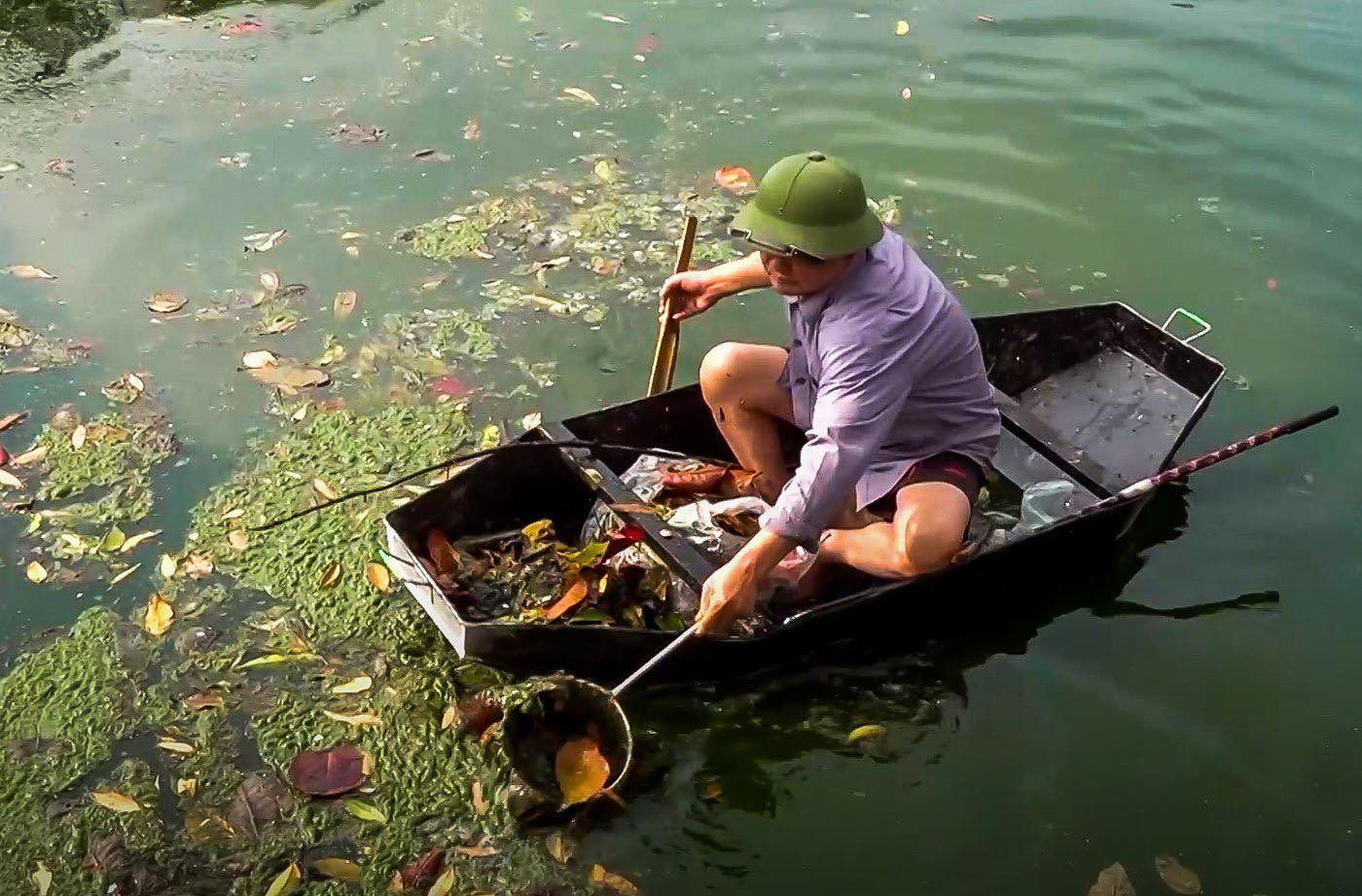 Thượng tá công an 74 tuổi mua thuyền vớt rác trên hồ ở Hải Dương