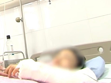 Tai nạn khiến người phụ nữ bị lột lộ dây thần kinh ở cánh tay