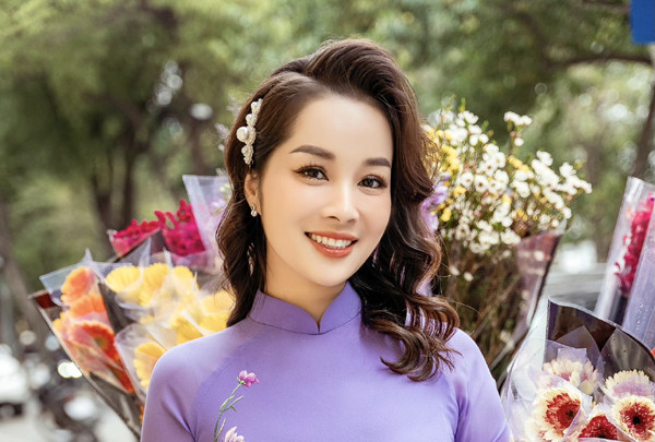 MC Minh Hương 'Vàng Anh' chia tay hàng hiệu, áo dài dạo phố