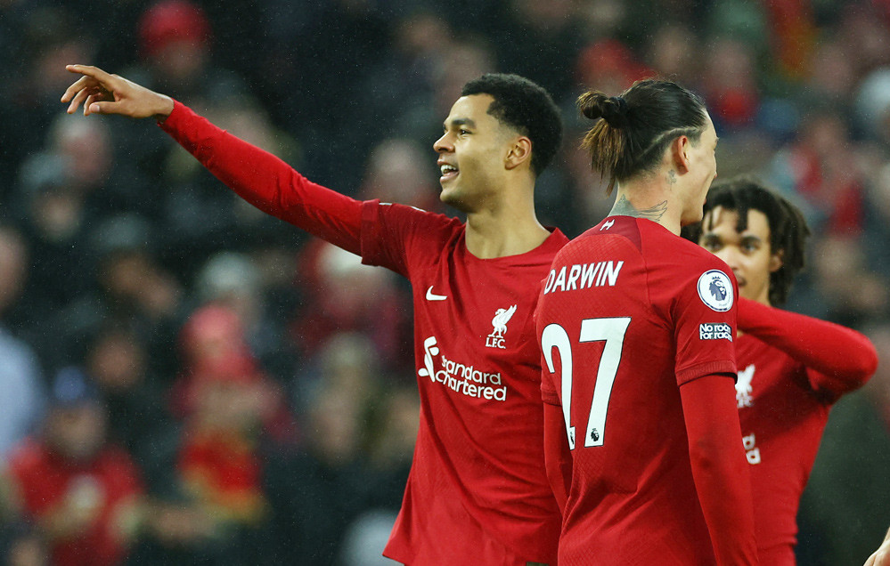 Hủy diệt Man Utd trên sân nhà, Liverpool áp sát top 4 Ngoại hạng Anh