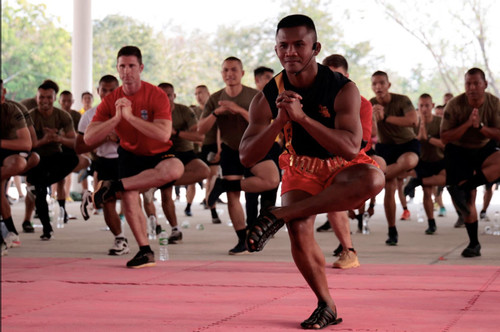 Hình ảnh võ sĩ hàng đầu Thái Lan dạy Muay Thái cho lính Mỹ