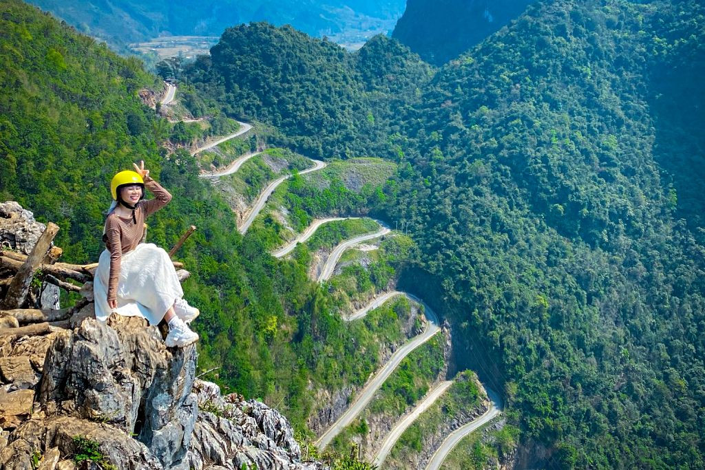 Du khách đổ xô check-in con đèo dựng đứng 15 tầng 'đáng sợ nhất Việt Nam'
