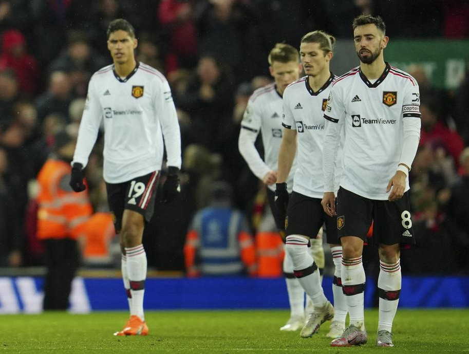 Raphael Varane hét đồng đội, yêu cầu chữa xấu hổ MU thua Liverpool