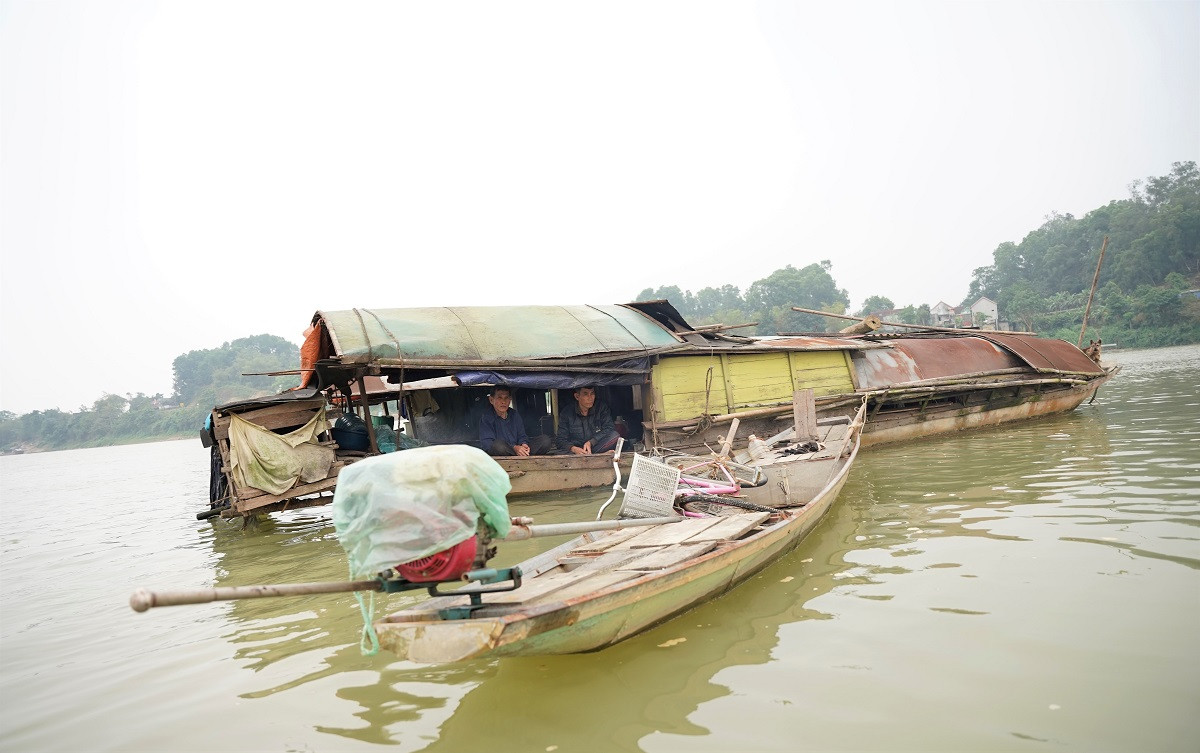 Sốc với nam diễn viên làm 'tú ông'