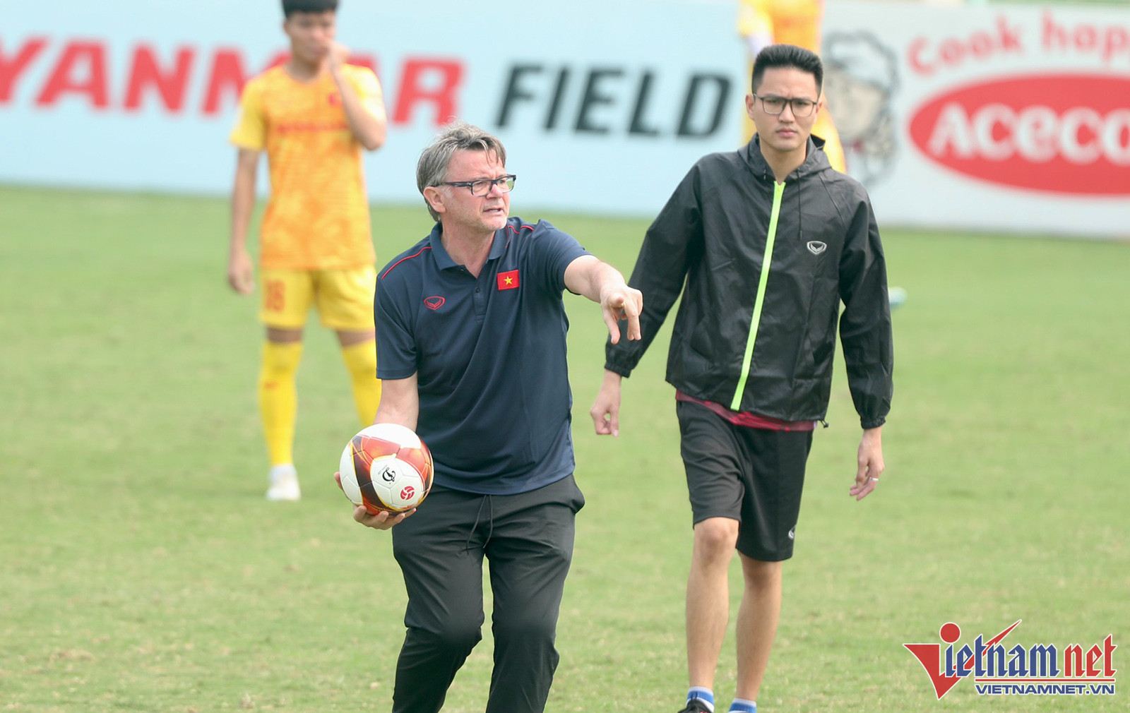 HLV Philippe Troussier 'ra chiêu', U23 Việt Nam mệt nhoài giữa trưa nắng