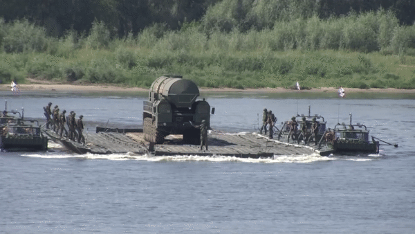 Cách công binh Nga đưa tên lửa đạn đạo liên lục địa nặng 100 tấn vượt sông