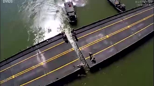 Xem lính Mỹ dựng cầu vượt sông siêu nhanh