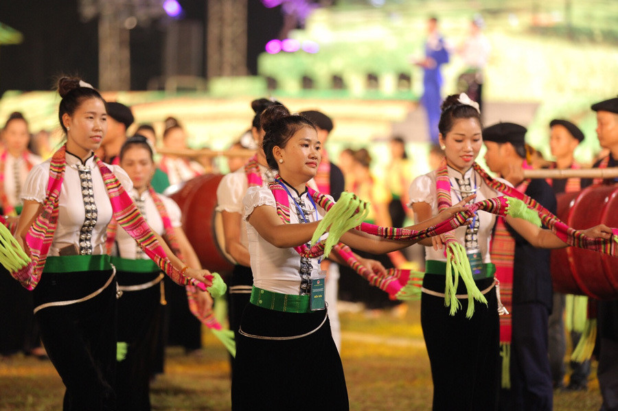 Không xòe không vui, không xòe cây ngô không ra bắp, cây lúa không trổ bông