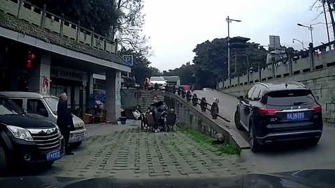 Ô tô mất lái lao vào nhóm khách đang ngồi uống nước