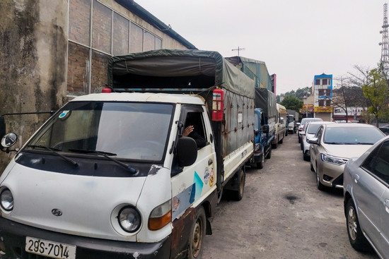 Chủ xe ở Hà Nội lên Vĩnh Phúc 'xếp lốt' chờ đăng kiểm từ tối hôm trước