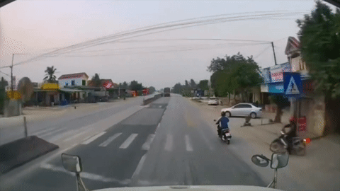 Thanh Hóa: Ô tô con từ đường nhánh lao ra Quốc lộ suýt gây tai nạn liên hoàn