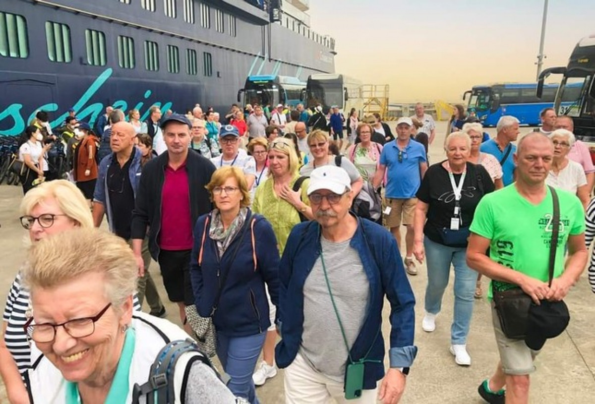 mein schiff brings nearly 2,000 tourists from europe to quang ninh picture 1