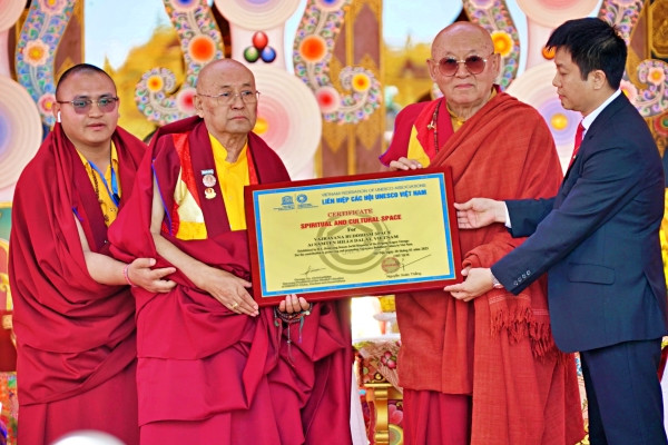 Trao chứng nhận Không gian văn hóa Tâm Linh Phật giáo Kim Cương thừa tại Việt Nam