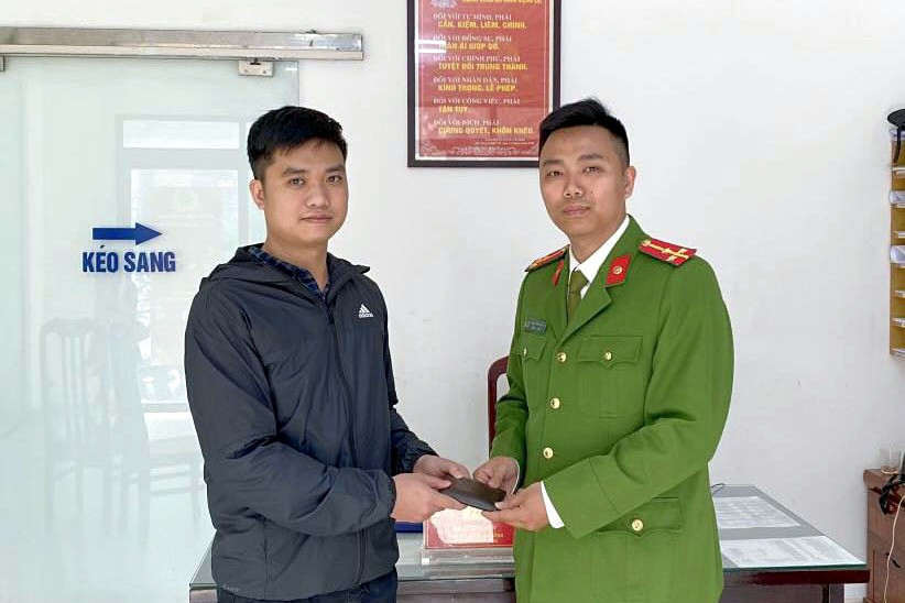 Công an tra dữ liệu tìm ngay ra chủ nhân chiếc ví đánh rơi