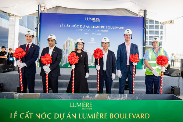 Masterise Homes cất nóc dự án Lumière Boulevard