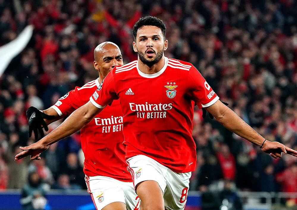 Benfica hùng dũng tiến vào tứ kết Champions League