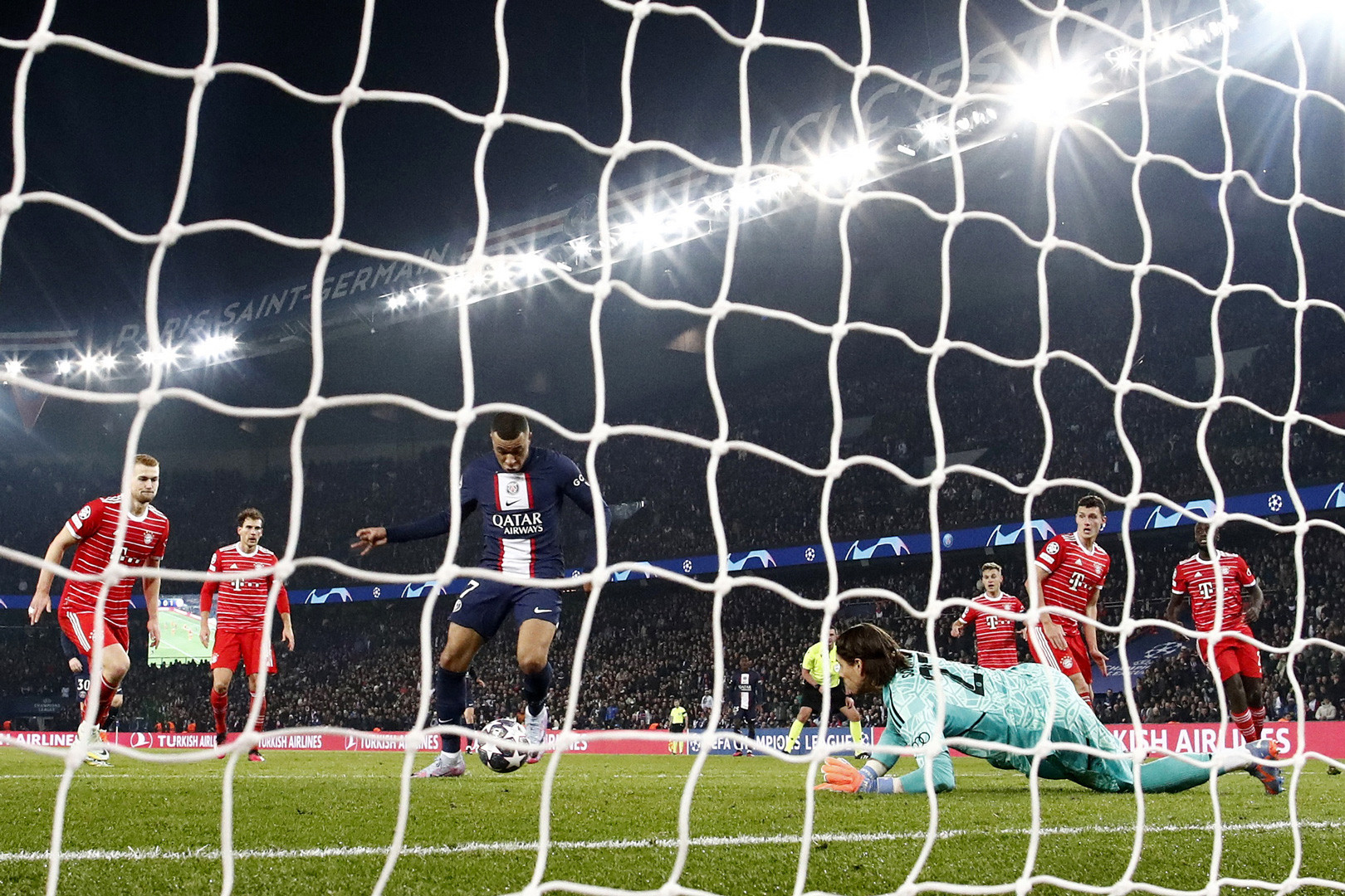 Bayern Munich vs PSG: Mbappe nhận đòn tâm lý chiến