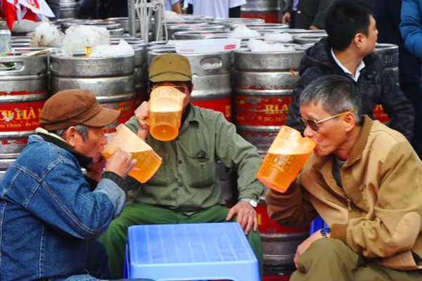 Báo Tây chia sẻ những bất ngờ thú vị khi thưởng thức bia ở Việt Nam