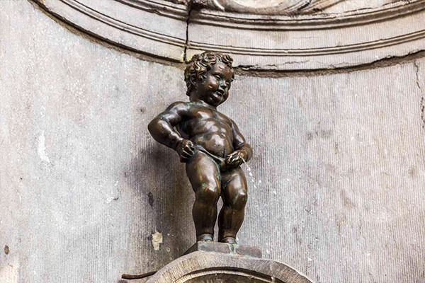 Vì sao 'chú bé đứng tè' là bức tượng nổi tiếng và hút khách nhất nước Bỉ?