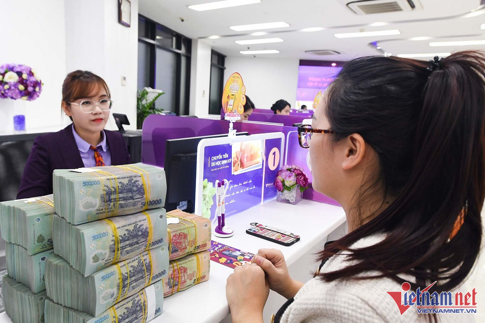 Enterprises with monthly pay over VND10 million on decrease in HCM City