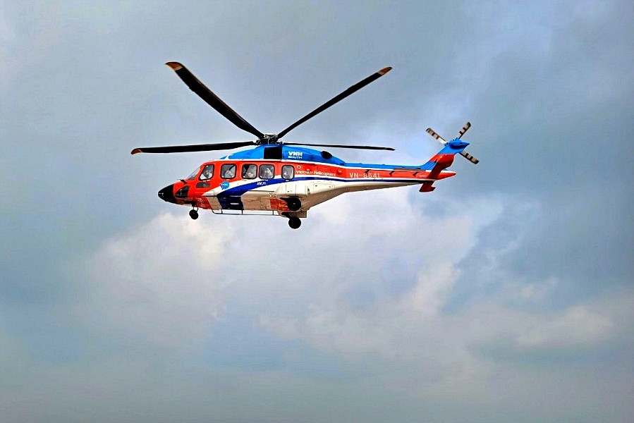 Bộ trưởng Quốc phòng chỉ đạo điều trực thăng tìm nạn nhân vụ chìm sà lan gần đảo Phú Quý