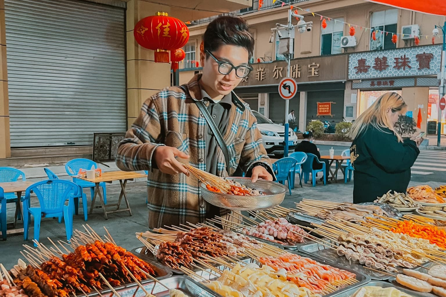 Cầm 500.000 'xuất ngoại', trải nghiệm food tour giá rẻ đang hot rần rần