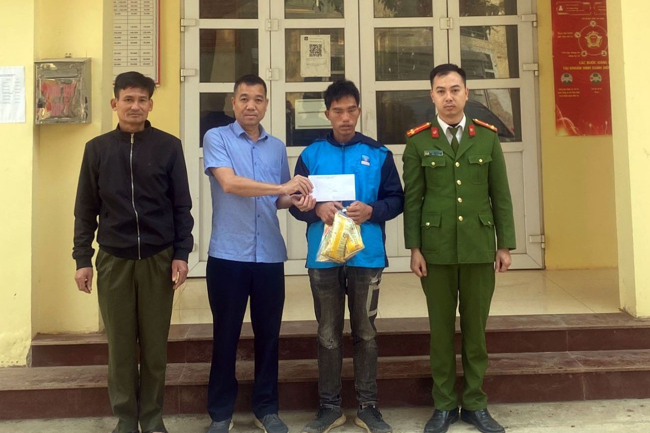 Công an Hà Nội hỗ trợ thanh niên ngất xỉu giữa đường trở về quê