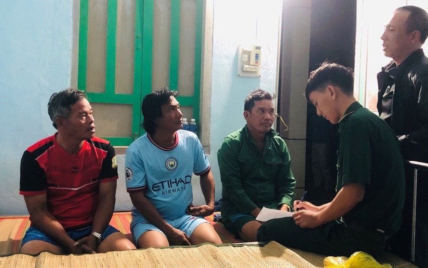 Vụ hai sà lan bị sóng đánh chìm ở Bình Thuận: Cứu vớt thêm 2 thuyền viên