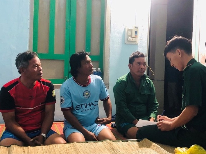 Hai sà lan bị sóng đánh chìm, 4 thuyền viên mất tích